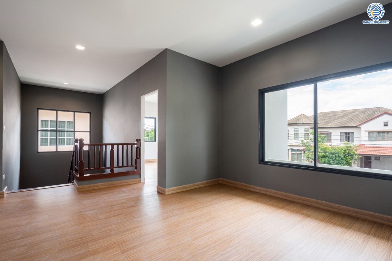 บ้านมือสองตกแต่งใหม่ ม.ราชพฤกษ์ บางบอน4 ตกแต่งหรูหรา ดีไซน์ Classic เนื้อที่ 100.5 ตร.ว. ฟังก์ชัน 3 ห้องนอน 4 ห้องน้ำ 1 ห้องแม่บ้าน จอดรถได้ 2 คัน พื้นที่สนามหญ้ากว้างกว่า 216 ตร.ม. บนทำเลศักยภาพ เชื่อมต่อหลายเส้นทาง ใกล้เดอะมอลล์บางแค จุดขึ้นทางด่วน "เพชรเกษม" และรถไฟฟ้าสายสีน้ำเงิน "สถานีหลักสอง"